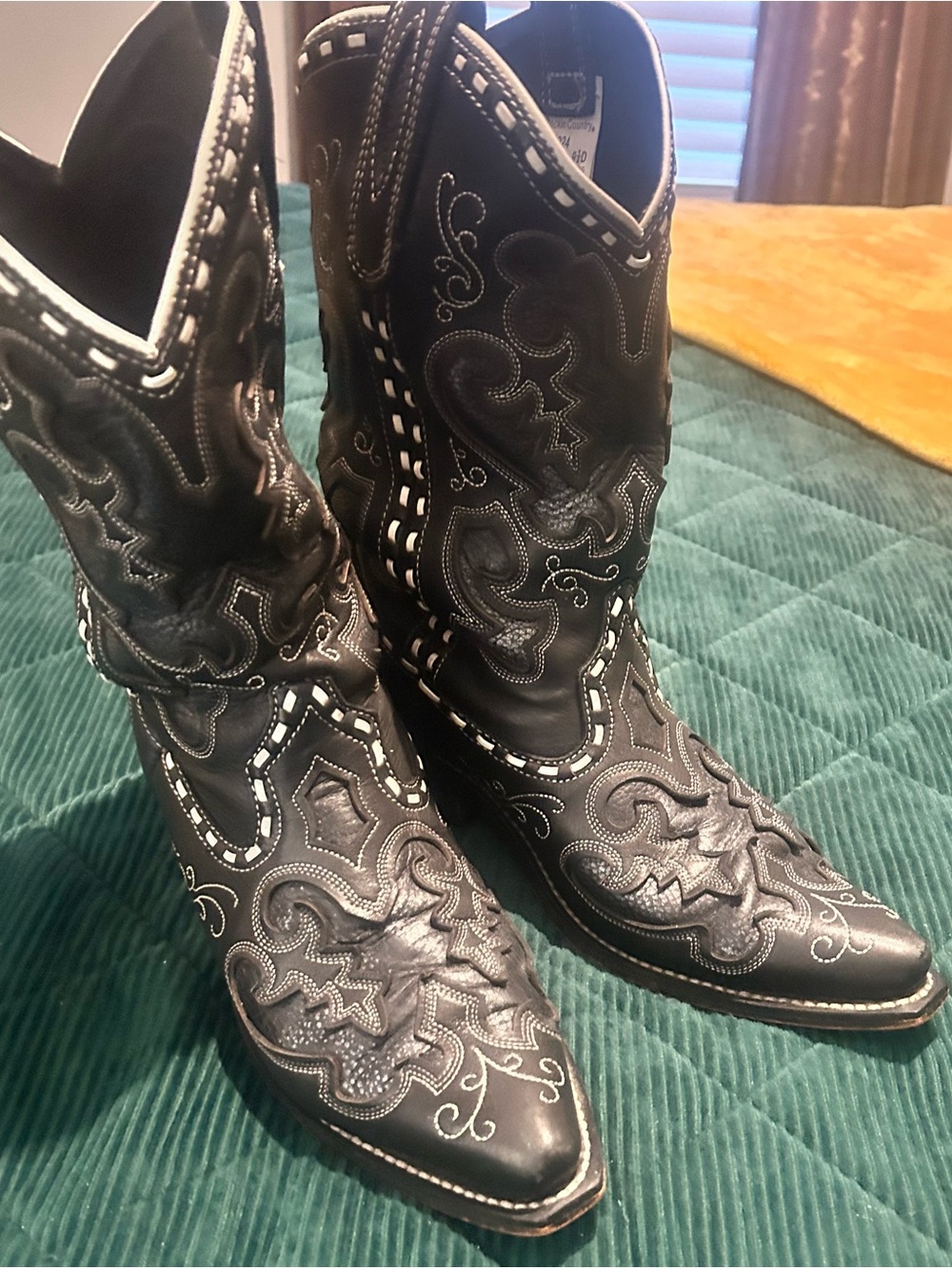 Classic Black Western Embroidered Men's Cowboy Boots